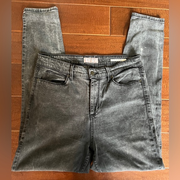 Guess Women’s 1981 High Rise Skinny Jeans Black Acid Wash Size 32 - Picture 2 of 4